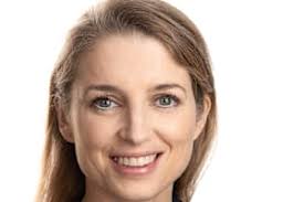 Utlysningen skaper en forventning om at kvinner som skal jobbe der må regne  med å ha halve puppestellet ute