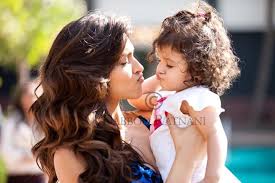 Awww Deepika Padukone With Photographer Dabboo Ratnani S Daughter Bollywood Celebrities Beautiful Actresses Deepika Padukone Style