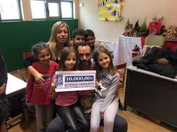 Κούστας για την πρώην σύζυγό του: Kibwtos Toy Kosmoy Ekpaideythria S Aygoylea Linardatoy