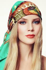 6 ideen um frisuren mit tuch aufzuwerten cabriotuch duttschleife turban piratentuch und bandana binden your sil bandana binden haar bandanas piratentuch