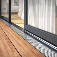 Fassadenrinnen Mit Ruckstaureserve Von Aco Leiten Auch Grosse Regenmengen Sicher Ab Und Sind Ideal Fur Die Fassadenentwass Fassade Terrasse Uberdachung Terrasse