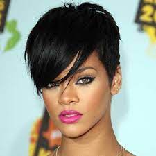 Rihanna Adepte Des Changements De Look Coiffure People Coiffure Rihanna Cheveux Courts Noirs Cheveux Courts Tendance