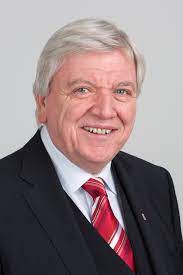 In hessen tritt dagegen ministerpräsident volker bouffier gleich serienweise mit der bundeskanzlerin wahlkämpfend auf. Volker Bouffier Steckbrief Promi Geburtstage De