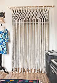Tirai atau gorden umumnya diletakkan di jendela karena berfungsi sebagai penghalau sinar serta menutupi apa yang ada di dalam rumah sehingga tidak terlihat dari luar rumah. 7 Kreasi Tirai Paling Atraktif Bisa Kamu Buat Sendiri
