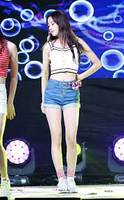 5' 4 1.63 m as a child, all pink wanted was to become a singer, and she was driven by the music of madonna, mary j. Confused With The True Size Of Rose Blackpink When He Stands Next To Jaehyun Nct