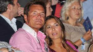 Carina walz ist die schöne freundin von dieter bohlen, die bis jetzt lieber im hintergrund blieb. Dieter Bohlen Privat Dsds Chef Filmt Sein Leben Mit Freundin Carina News De