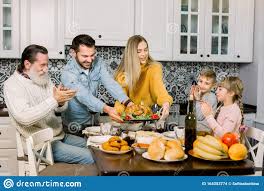 Feliz dia de accion de gracias familia. Feliz Dia De Accion De Gracias Familia Sentada A La Mesa Y Celebrando Las Fiestas Cena Tradicional Tres Generaciones De Foto De Archivo Imagen De Mayor Abuelita 164353774