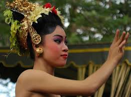 Tari pendet upacara tergolong sebagai tari religius. Tari Pendet And Malaysia A Photo From Bali Nusa Tenggara Trekearth