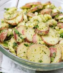 20 Salades Aux Pommes De Terre Merveilleusement Bonnes A Tester Absolument Cet Ete Idee Recette Salade Recettes De Cuisine Salade Pomme De Terre