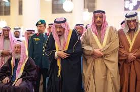 علي بن محمد بن عبد الكريم بن عبد الواحد الشيباني الجزري، ابن الأثير، عز الدين، أبو الحسن، المؤرخ الإمام، من العلماء بالنسب والأدب، ولد سنة (555 هـ) ونشأ في جزيرة ابن عمر، وسكن الموصل، وتجول في لبلدان، وعاد إلى الموصل، فكان منزله مجمع الفضلاء والأدباء، وتوفي بها. Ø§Ù„Ù…Ù„Ùƒ ÙˆÙˆÙ„ÙŠ Ø§Ù„Ø¹Ù‡Ø¯ ÙŠØ¤Ø¯ÙŠØ§Ù† ØµÙ„Ø§Ø© Ø§Ù„Ù…ÙŠØª Ø¹Ù„Ù‰ Ø¨Ù†Ø¯Ø± Ø¨Ù† Ù…Ø­Ù…Ø¯ Ø§Ù„Ù…Ø¯ÙŠÙ†Ø©