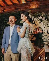 Inspirasi model baju untuk tunangan dan lamaran modern 2020 yang couple ini bisa jadi contoh bagi pasangan kekasih. 12 Inspirasi Kebaya Couple Buat Tunangan Serasi Memesona