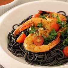 Spaghetti noir noir pates aux fruits de mer aux moules sur fond noir delicatesse mediterraneenne nourriture television vue de dessus photo stock alamy>. Spaghetti Noire A L Encre De Seiche Et Crevettes Sautees