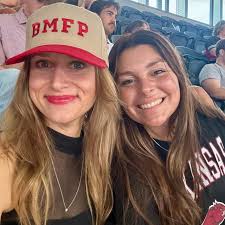 Élément brodé sur les manches