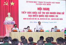 Sau phần trình bày chương trình hành động, cử tri huyện hóc môn đặt vấn đề và gửi gắm nguyện vọng đến các ứng cử. Chá»§ Tá»‹ch NÆ°á»›c Nguyá»…n Xuan Phuc Tiáº¿p Xuc Cá»­ Tri Quan Ä'á»™i Bao NgÆ°á»i Lao Ä'á»™ng