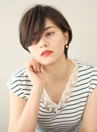 前髪長めのカジュアルテイストのショートスタイル 表面はレイヤーとスライドカットで柔らかさを出しています カラーはイルミナカラーで艶っぽく 直毛の方やぺたっとしやすい方はパーマをお勧めします ヘアカット ショート 前髪長め ショートのヘアスタイル