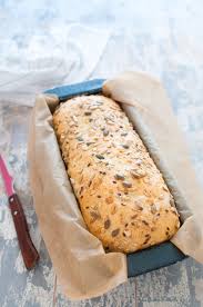 Adagiate ogni salsicciotto ottenuto in uno stampo da plumcake 20 x 8, spennellate con del latte, coprite e lasciate lievitare per circa 1 ora. Pan Bauletto Ai Semi Fatto In Casa Ricetta Semplice