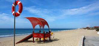 Buses from tavira bus station run out to the ferry port of quatro aguas to ilha de tavira with its lovely praia de cabanas beach including a nudist section, water sports, cafes and camp site. Der Strand Praia De Faro Algarve