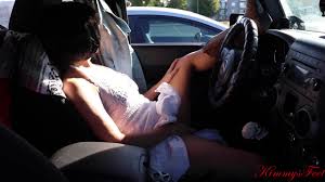 公共自慰车喷，熟女自慰和喷在她的吉普车上陌生人走过