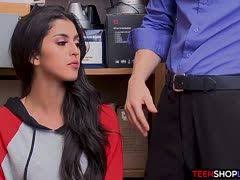 Das ist mir mal vorgekommen. Zur Strafe Fur Diebstahl Muss Das Kleine Luder Blasen Pornoente Tv