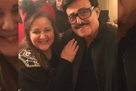 وكتب الرداد، زوج الفنانة إيمي سمير غانم، عبر فيسبوك: Ø£Ø³ØªØ§Ø° Ø·Ø¨ Ù†ÙØ³ÙŠ ÙŠØ¬Ø¨ Ø¥Ø®Ø¨Ø§Ø± Ø¯Ù„Ø§Ù„ Ø¹Ø¨Ø¯Ø§Ù„Ø¹Ø²ÙŠØ² Ø¨ÙˆÙØ§Ø© Ø³Ù…ÙŠØ± ØºØ§Ù†Ù… ÙˆØ¥Ù„Ø§ Ø³ØªØ´Ø¹Ø± Ø¨Ø§Ù„Ø®ÙŠØ§Ù†Ø© Ø§Ù„Ù…ØµØ±ÙŠ Ø§Ù„ÙŠÙˆÙ…