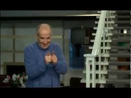 The busy body or the gazebo.it was directed by jean girault and stars louis de funès as playwright antoine brisebard, claude gensac as an actress and his wife sylvie brisebard as well bernard blier as inspector ducros. Jo Film Complet Avec Louis De Funes Youtube