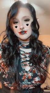 Can someone edit this kitchen to make it look presentable?