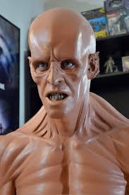 What are the advantages of using plastic for larger sculpts?