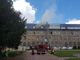 De La Fumee Blanche S Elevait Du Toit De La Mairie De Rouen Vendredi 21 Juin 2019 Aux Alentours De 13 H Photo Stephanie Peron Paris N Mairie Toit Rouen