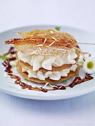 Millefeuille Plume Caramel De Paquerettes Recette Dessert Gastronomique Dessert Feuille De Brick Desserts A L Assiette