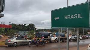 Por esta trocha se puede transitar con, moto y carro, no se puede ir a pies (bueno es mi recomendación), el polvo te tapa media pierna y a medida que pasan. Santa Elena De Uairen La Ciudad En La Frontera De Venezuela Y Brasil Donde Se Enriquecen Los Talibanes De La Gasolina Bbc News Mundo