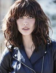 Photos cheveux court 300×225 quelle coiffure adopter lorsque lon est jeune maman ? Coupe Femme Cheveux Epais Ondules Julietlauratricia Site