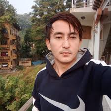 A police officer was spotted holding onto a moving truck for 9 kilometers  while