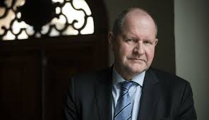 Nu lämnar han posten efter den hårt kritiserad resan till kanarieöarna. Swedish Police Chief Dan Eliasson Resigns The Local