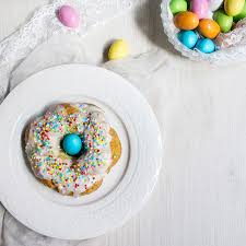 Le ciambelle di pasqua possono rappresentare una golosa idea regalo e essere utilizzate per il pranzo fuori porta di pasquetta. Ciambelline Pasquali Alla Cannella Pasticciando Insieme
