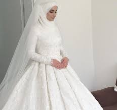 Il a des poignets haut, ornés de dentelle à la main et de beaux vous pouvez acheter juste la robe ou une robe + hijab ensemble. Epingle Par Aesthetic Wolfx Sur Robe Mariage Hijab Robes De Mariee Avec Hijab Robes De Mariee Orientale Hijab Mariee
