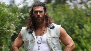 Can yaman, eleştirilere cevap verdi. Female Fans Of Handsome Turkish Actor Can Yaman Go Crazy At Madrid Airport Watch Al Bawaba