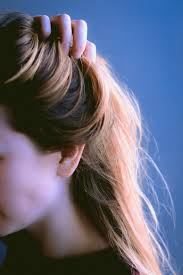 Tutte le cause · eccesso di sebo, che può dipendere da · squilibri ormonali, · stress, assunzione di · farmaci e altre circostanze che stimolano la . Le Cause Dei Capelli Grassi E Tutto Quello Che Devi Sapere My Formula