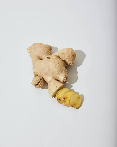 👩‍⚕️🔬📝💖👩🏼‍🍳🫚 GENGIBRE TEM PROPRIEDADES ANTI-INFLAMATÓRIAS E  ANALGÉSICAS O gengibre (Zingiber officinale Rosc.) originou-se no Sudeste  Asiático e, em seguida, além do seu uso pela Medicina Herbal Tradicional,  ele passou a ser propagado