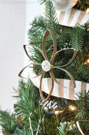 Je ne sais pas vous, mais j'ai un faible pour les décos de noël à fabriquer avec des rouleaux de papier toilette vides. Fleur Etoile En Rouleaux De Papier Toilette Guide Astuces