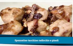 Il segreto è tenere sempre a portata di mano un rotolo di pasta sfoglia e il gioco è fatto, in realtà potete azzardare combinazioni diverse, tutte di successo. Ricette Cotto E Mangiato Spezzatino Di Tacchino Con Radicchio E Pinoli Ultime Notizie Flash
