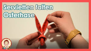 Zwei verschiedene servietten zum einfachen tafelspitz falten und ineinander schieben. Servietten Falten Osterhase Kuchencottage