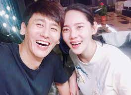 据悉， 于 晓光 与 #秋瓷炫# 于 2015年公开恋情，2017年结婚，2018年秋瓷炫生子，2019年两人举行婚礼。. Kdphawdyuffo M