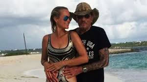 L'artiste et la jeune fille ont, par la suite, entamé une correspondance. Nathalie Thu Huong Lagier Mariage Andre Boudou Tourne Le Dos A Laeticia Hallyday Laura Et Hidung Palsu