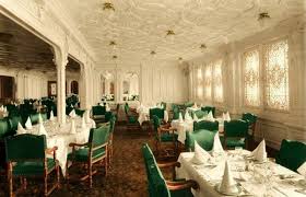 A room with tables and chairsDescription automatically generated