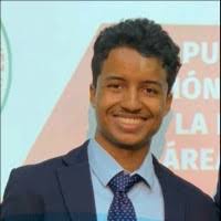 100+ perfiles de «Derek To»