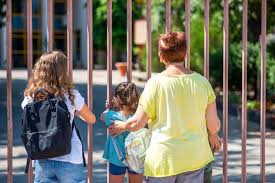 Grafiem iau în momentul în care el are sensul de a lua (el / ea ia).verbul poate fi folosit atât la propriu, dar poate fi integrat și în diverse expresii. PÄƒrinÈ›ii Sau Bunicii Au Interzis Accesul In GrÄƒdiniÈ›Äƒ Cand IÈ™i Duc Sau IÈ™i Iau Copiii Potrivit Ghidului Oficial Lansat De Minister Edupedu Ro