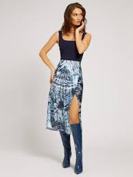 Ogni modello è perfetto per un momento della giornata: Vestiti Da Donna Collezione Abbigliamento Donna Guess