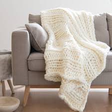 On ne s'en lasse pas, même si cela fait un petit moment que le tricot xxl fait partie de notre décoration intérieure. Plaid Tresse Ecru 130x160 Cocon Maisons Du Monde