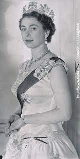 Official Portrait 1956 In 2021 Queen Elizabeth Ii Her Majesty The Queen Queen Elizabeth