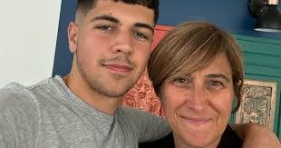 Debbie Setter's Instagram, Twitter & Facebook